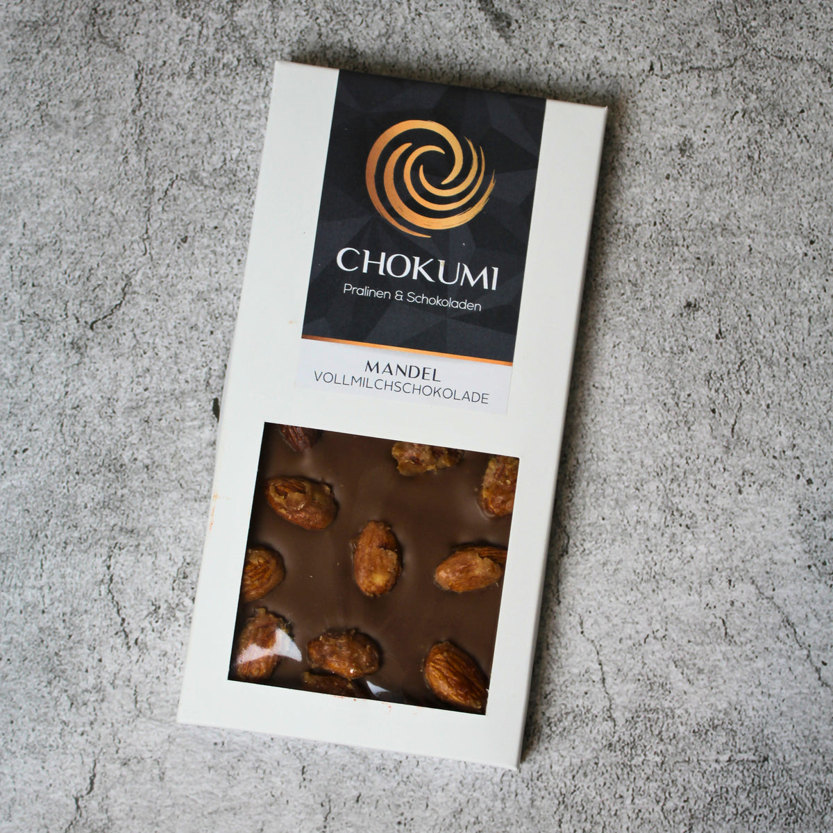 Chokumi Vollmilchschokolade bestreut mit gebrannten Mandeln
