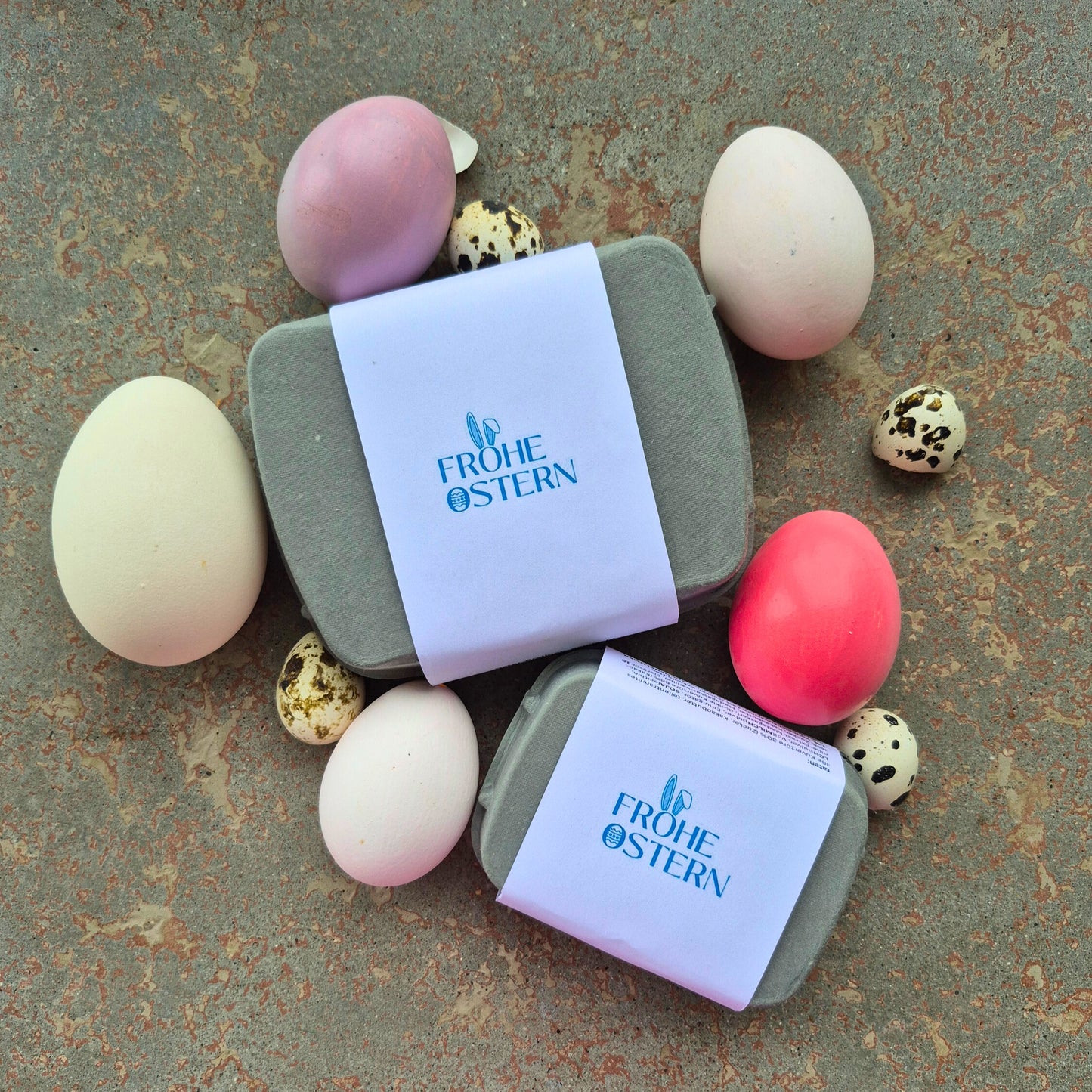 Zwei Verpackungsgrößen der Ostereier-Pralinen. Es gibt 6er und 12er Schachteln.