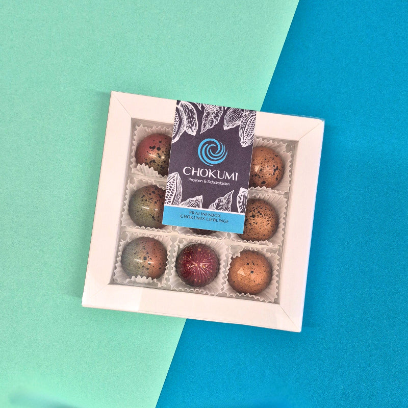 Pralinenbox mit 9 handgegossenen Pralinen gefüllt mit den Sorten Cafe-Caramel-Pistazie, Salzkaramell und Marshmallow-Lemon