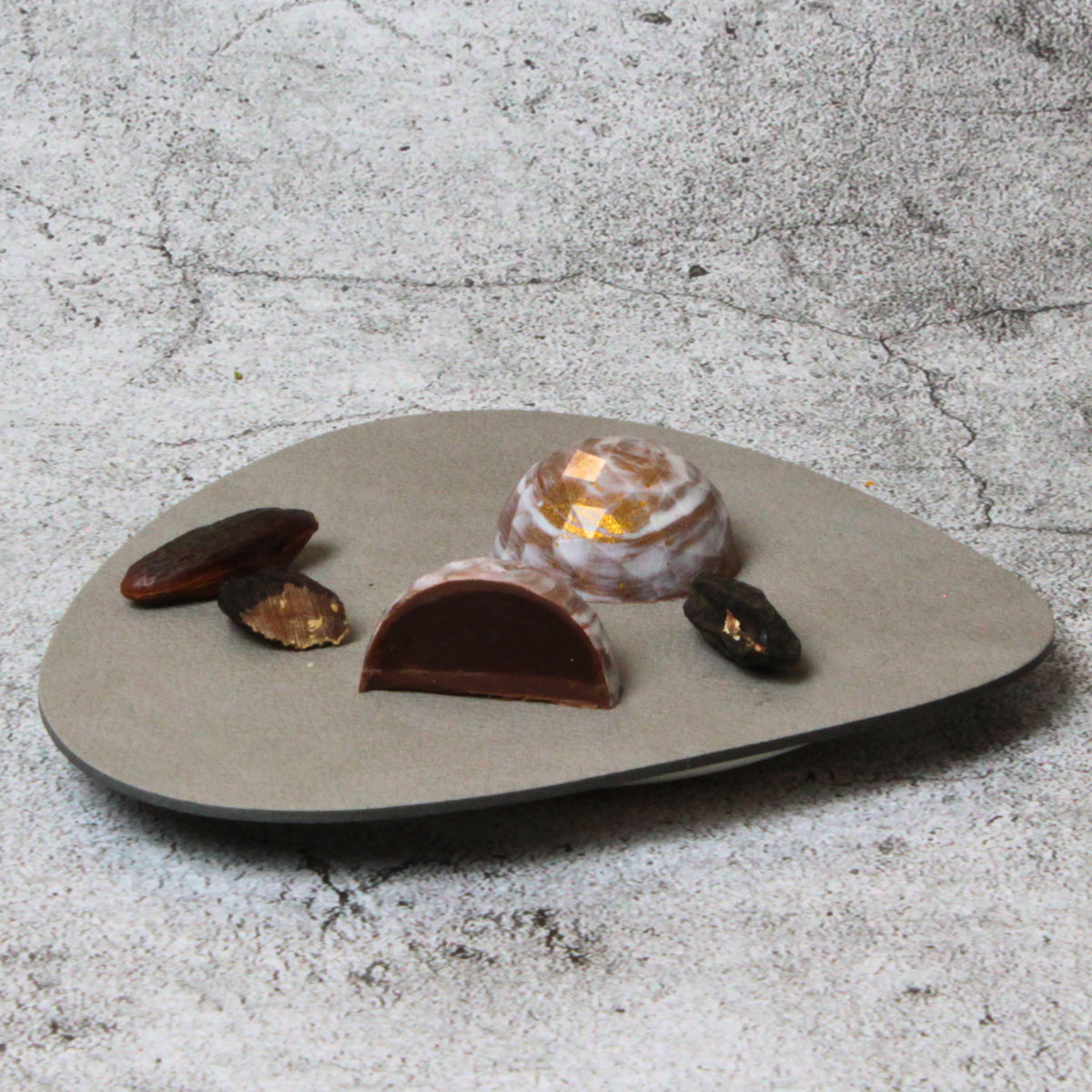 Praline Tonkabohne - cremige Tonkafüllung, umüllt mit Vollmilchschokolade