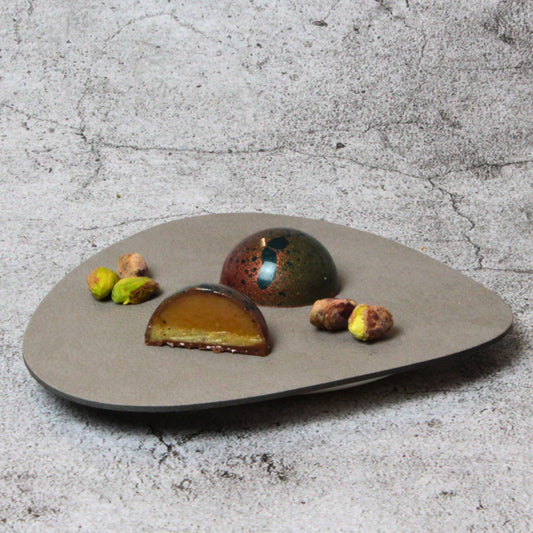Cremige Café-Caramel-Ganache auf Pistaziennougat in Vollmilchschokolade