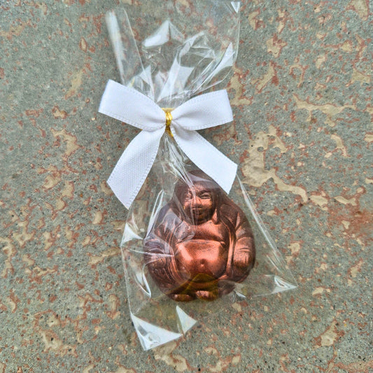 Praline in Buddha-Form gefüllt mit Vanillekaramell und Gebrannte-Mandel-Nougat in dunkler Schokolade