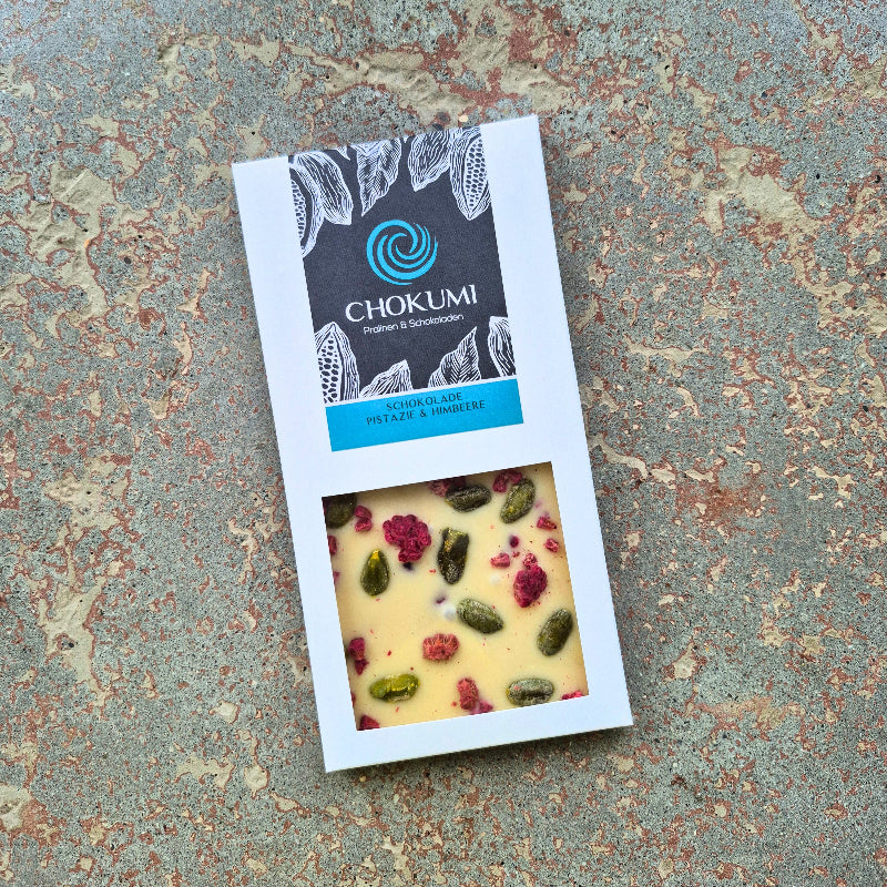Weiße Schokolade mit gefriergetrockneten Himbeeren und Pistazien