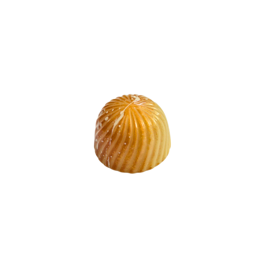 Maracuja-Praline in weißer Schokolade mit doppelter Maracuja-Füllung