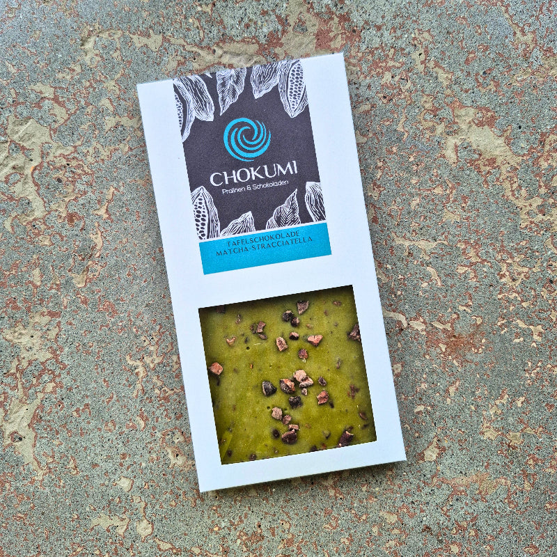 Vegane weiße Schokolade, aromatisiert mit Matcha, fein durchzogen mit Kakaonibs