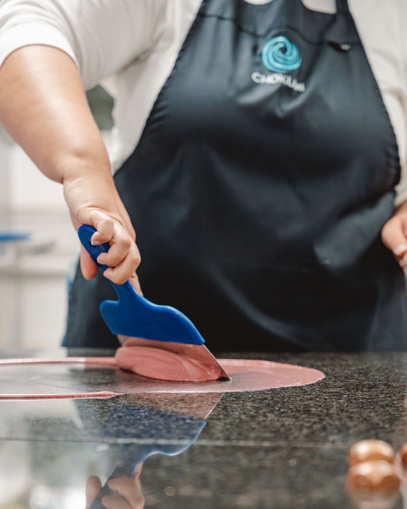 Nougat wird auf der Arbeitsplatte tabliert (Fotografie: Marlena Schmitz)