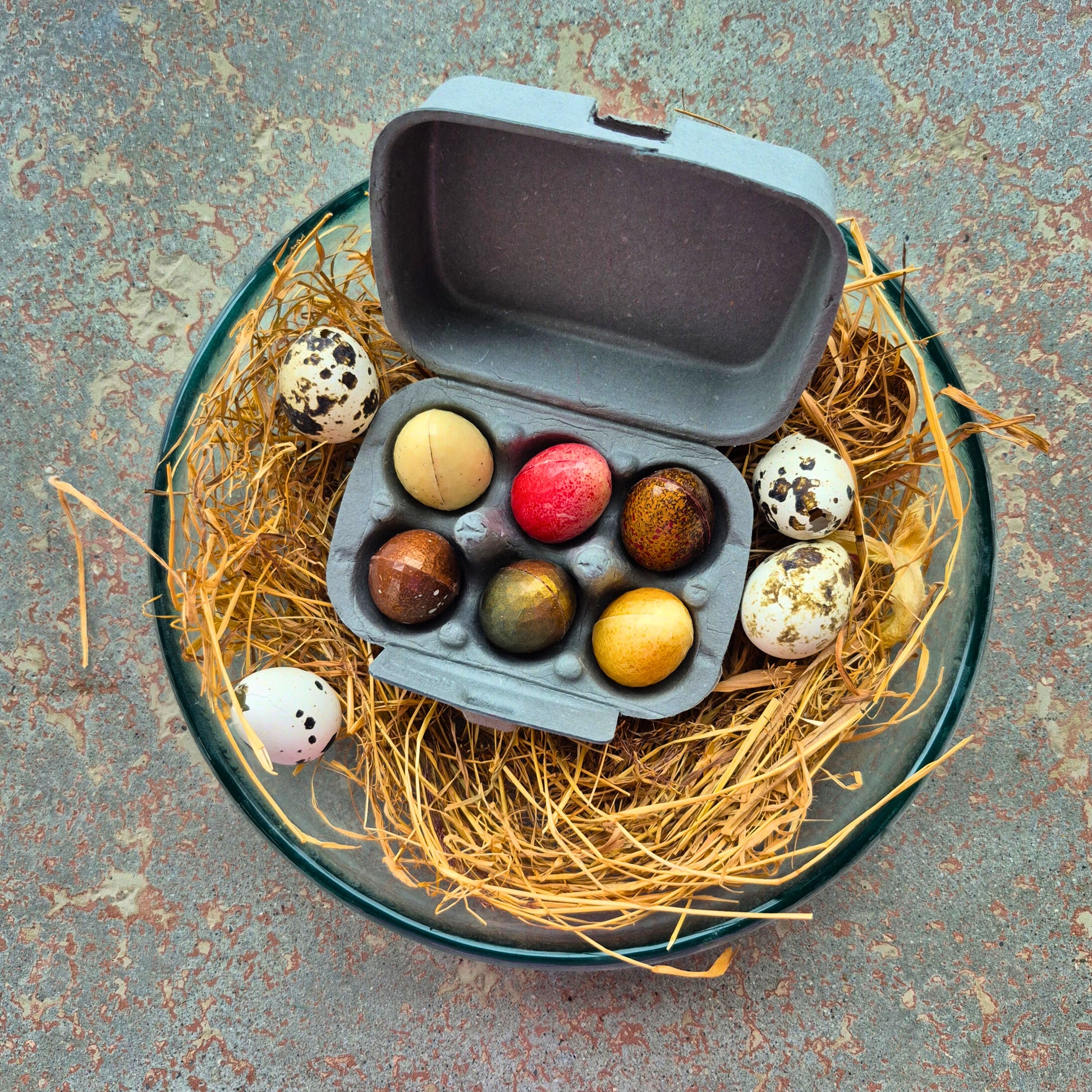 Ostereier-Pralinen mit Diamant-Effekt. Sechs unterschiedliche Pralinen