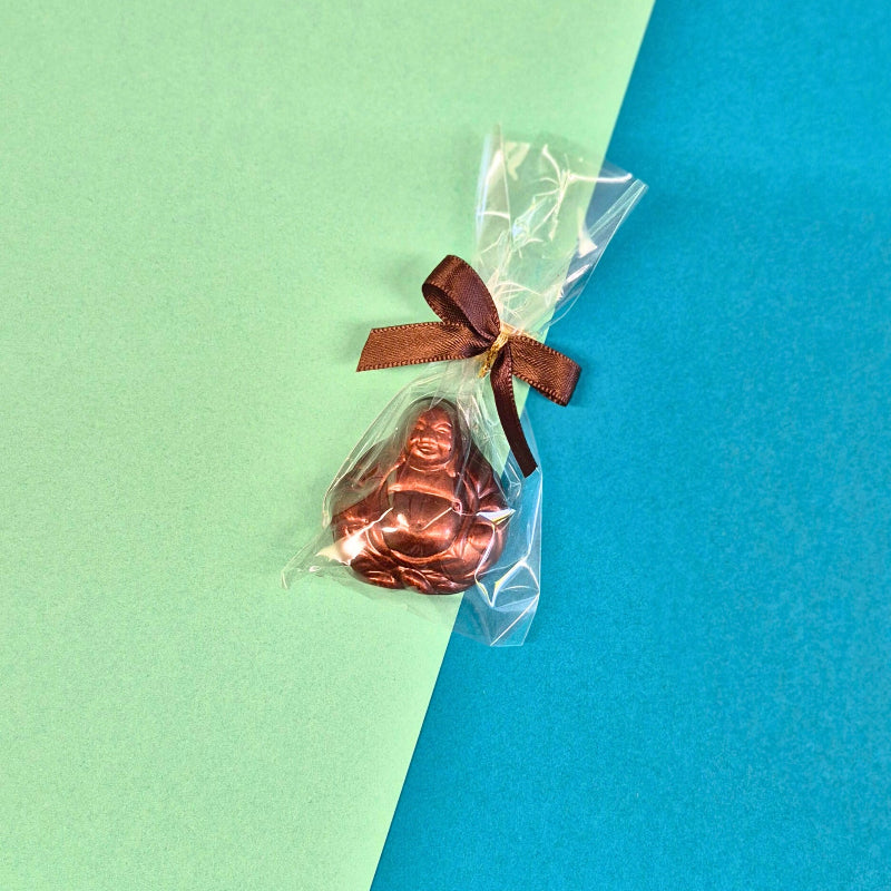 Handgegossene Praline in Buddhaform, gefüllt mit Karamell und Pekannuss-Nougat