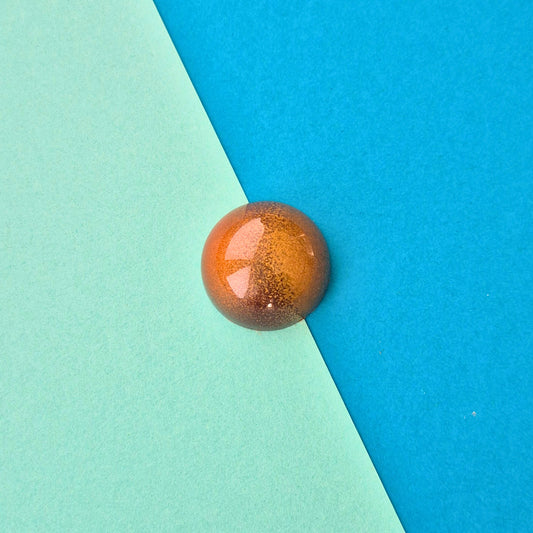 Handgegossene Praline Maracujakaramell in gold und orange
