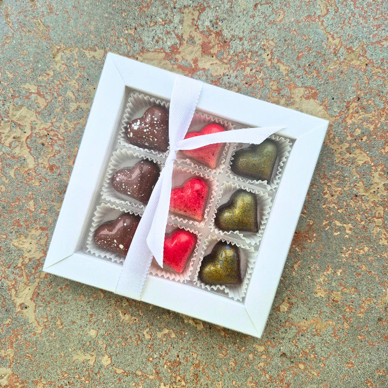 Herzpralinen in den Geschmacksrichtungen Tahiti-Vanille, Yuzukaramell und Dubai-Style