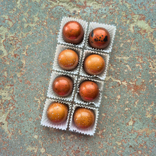 Haselnuss-Pralinen und Salzkaramell-Pralinen zum Sonderpreis. Frisch produkiert, nur leider im falschen Dekor gelandet.