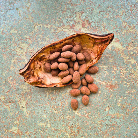 Karamellisierte Mandeln in Vollmilchschokolade, verfeinert mit Ceylon-Zimt