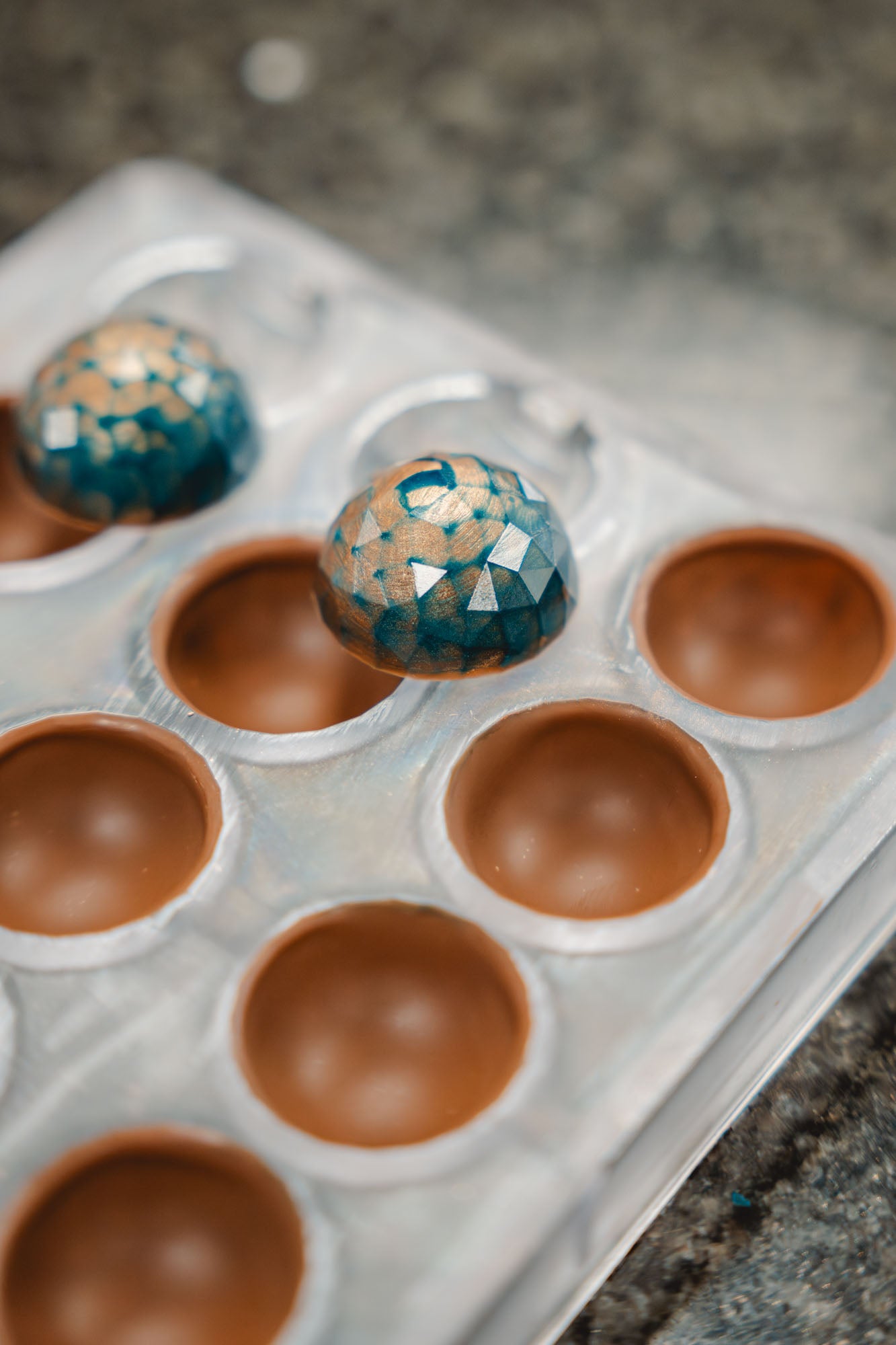 Geschminkte Pralinenhülle mit Vollmilchschokolade (Fotografie: Marlena Schmitz)